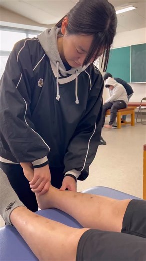 愛媛十全医療学院【公式】（愛媛/理学療法士/作業療法士/リハビリ/専門学校） on Instagram: "徒手で筋力を測定するMMT💪✨ MMT0（筋の収縮なし）〜MMT5（最大の抵抗に耐えれる）の6段階で判定しています🤓 #愛媛十全医療学院 #理学療法士 #作業療法士 #リハビリテーション #MMT"