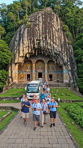SRI LANKA ALUVIHARA TEMPLE CAVE VISIT ,THE FOOTPRINTS OF THE PALI CANON WRITTEN DURING VALAGAMBHA