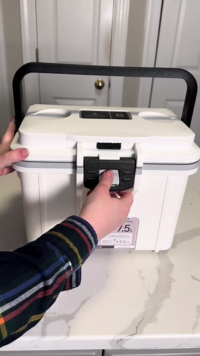 Unboxing the Pelican 8Qt personal cooler! The ultimate lunch box upgrade #pelicancoolers #pelicanproducts #adventureready #personalcooler #aestheticvideos #unboxingasmr #lunchbox