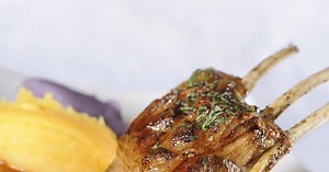 Carré d’agneau gallois de pré salé rôti, jus au miel à la menthe