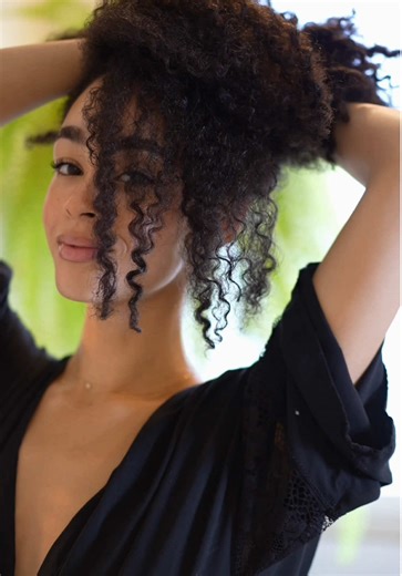 The Haircare edit - In this series I'll be breaking down my favorite hair products as well as when and why I use them! Today we're talking about moisturizing shampoos! Key signs for me when choosing a moisturizing shampoo: - Hair feels dry & brittle - Hair does not have a lot of product buildup on it so all I need is a gentle cleanse I always reach for a moisturizing shampoo when my hair feels particularly dry, I also love it as a restoring step after clarifying my hair with a clarifying shampoo