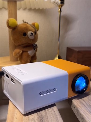 Livraison sur toute la Tunisie 🇹🇳 🎥✨ **حوّل أي مكان إلى سينما صغيرة!** ✨🎬 اكتشف سحر الأفلام وين ما تكون مع **Mini Projecteur LED Cinéma** 💡📽️ صغير بالحجم، كبير بالتجربة! ✅ **محمول وخفيف:** خذه معك في كل مكان – مثالي للسهرات تحت النجوم، أو جلسات منزلية دافئة 🌌🏠 ✅ **متعدد الاستخدامات:** اشبكه على الهاتف أو اللابتوب وتفرّج على كل اللي تحبّه 📱💻 ✅ **بديل حقيقي للتلفاز:** ودّع الشاشات الكبيرة والمكان المهدور، واستمتع بجودة سينمائية مبهرة في جهاز صغير! 🛋️🍿 🚚 التوصيل متوفر في كل أنحاء تونس 