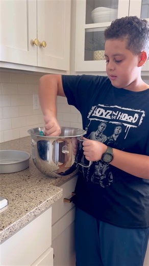 Have you ever tried the Reverse Cream Method when making a cake? I use this method to make all of my traditional and vegan cakes, and I love it. You can use your own recipe too, and here's how to do it⬇️ Reverse Cream Method: - Mix all dry ingredients in a large bowl and then add either oil or butter (or both if using) and combine well until it becomes a sandy mixture - Combine all liquid ingredients in a separate bowl and then add to the mixture. Mix only until combined, and it's okay if there 