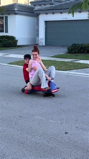 Hasta mami quiso montar mi nueva wiggle car! Es demasiado fun 🤩 #wigglecar #wigglecarforkids #motoelectrica #motoelectricaparaniños