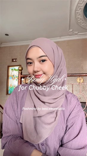 d i t a🌵 on Instagram: "Daily hijab looks for my chubby-cheek girlies 💕 Using the softest Arabian Voile pashmina from @leea.wearstudio — light, flowy, and super easy to shape. Which style do you like the most?☺️"