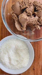 Chocolate Coconut Vegan Fat Bombs 🍫🥥 These are SO incredibly TASTY 🤩 Flavoured with our sugar free, zero calorie Coconut Flavour Drops to give them the perfect amount of sweetness 👌🏼😍 And if you follow a Keto diet these are also perfect for you! Head to our blog section on our website for lots more delicious recipe ideas, how to’s and much more 🤩 #SkinnyFoodCo | The Skinny Food Co