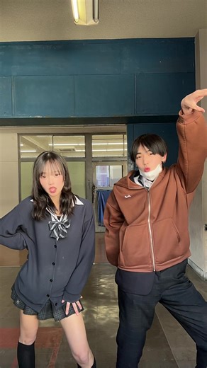 ウマ娘の思い出を振り返る高校生の卒業前撮影