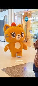 OP: LOLO tan làm xong, vội đi ăn cơm nhưng vẫn không quên fan service” cho các bà trước khi đi. 🤣🤣🤣 Nhỏ này nó giao lưu đỉnh vậy trời, bước vào thang máy hú hồn, to ngang cái thang hàng luôn 🤣🤣🤣 LOLO FIRST SOLO PR #เบบี้โลโล่มาเซย์ฮัลโหลอิอิ#BabyLOLO#lingorm#cute#videofunny