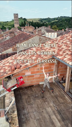 Laetitia Cabello on Instagram: "Je me lance seule dans les travaux de cette terrasse tropezienne ! Au programme, création d’un double plancher, isolation et étanchéité, puis coulage de la chape allégée. Un gros coup de nettoyage puis organisation d’un espace de travail. Et enfin installation d’un établi avec les tréteaux SpeedHorse de @boratoolsfr ! Un simple bouton et ils s’ouvrent tout seul, pareil pour les refermer. Ils prennent jusqu’à 1632 kilos de charge c’est dingue, hyper quali, robustes