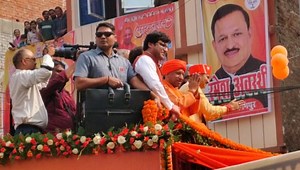 CM Yogi Show: डेढ़ घंटे का रोड शो शुरू, रथ पर सवार योगी पर पुष्पवर्षा, कमल निशान की साड़ी में दिखीं महिलाएं