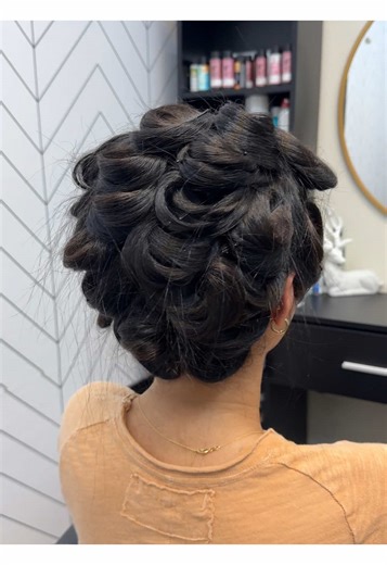 Let’s normalize taking care of our natural hair and creating a routine maintenance schedule. When was the last time you treated your natural hair? #naturalhair #curlyhair #haircaretips #hairroutine #haireducation