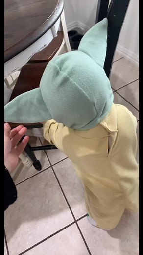 Incase anyone wants to know what the baby yoda costume looks like 😂#mycostume #halloween #costumeideas #babyyoda #starwars #babies