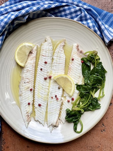 Nel video di oggi vi mostro come preparo il pesce al vapore con olio, sale e limone: una ricetta facilissima, pronta in pochi minuti e perfetta per grandi e bambini. 👉 La cottura al vapore è l’alleata della cucina sana: mantiene intatti i nutrienti, lascia la carne morbida e delicata, e basta davvero poco per esaltarla al meglio. Un filo d’olio extravergine, qualche goccia di limone e… il piatto è pronto 🍋 📌 Guarda il tutorial completo e prova anche tu questo metodo semplice e genuino! Prova 