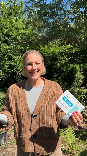 METTE HELENA on Instagram: "annonce @vitaepro_dk 🌱 Er du den aktive type? 🏃🏻‍♀️Jeg elsker at være aktiv og være i gang 🤸🏼‍♂️ Både med gør-det-selv-projekter, havearbejde, loppejagt, gymnastik og senest er jeg også begyndt at løbetræne. Det går bedre og bedre, og de sidste to dage har jeg kunne løbe min 30 minutters rute helt uden stop! I moderat luntetempo, men hey! Jeg løber 👟 Og så graver jeg. Vores sti til drivhuset er ved at være færdig, og nu skal der lige sættes lidt planter omkring 