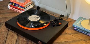 JBL初のターンテーブル｢Spinner BT｣はレコード初心者にも親切設計