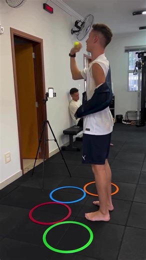 Stay productive during rehab!📈 . Utilizing cognitive-motor training during rehab can help: ✅ Increase motivation ✅ Reduce the feeling of idleness ✅ Improve cognitive-motor skills . 🧠This drill is focused on stimulating peripheral vision, divided attention and hand-eye coordination. . 👏Excellent work by @neuroesporte using the SwitchedOn app! . #stayswitchedon #cognitivemotortraining #rehab #rehabilitation #cognitivetraining