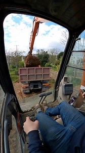 There’s nothing that triggers the experts like a truck loading video. | Awesome Earthmovers