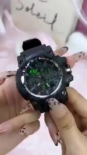 ⏱️ Orologio sportivo multifunzione luminoso e impermeabile ✨ Display luminoso e chiaro — Facile da leggere sia di giorno che di notte 🌧️ Impermeabile fino a 5 ATM — Resistente a pioggia, schizzi e all'uso quotidiano 🎒 Perfetto per la scuola, lo sport e le avventure all'aria aperta 🔢 Funzioni all-in-one — Ora, data, sveglia, cronometro 💪 Resistente e leggero — Comodo da indossare a lungo 🚴 Adatto a uno stile di vita attivo — Ideale per bambini, adolescenti e uso quotidiano “Luminoso, resiste