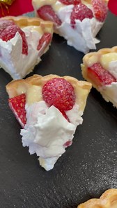 【ケーキを5等分にする方法☆】 クリスマスまであと少し。クリスマスの食卓にはやっぱりケーキが欠かせないですね♪ 今回はケーキを5等分するちょっとしたアイディアをご紹介します。 準備するのは星型の型抜きだけ。中央に置いて、尖っているところから中央に向かって切れ込みを入れれば5等分に切り分けることができます。 包丁をお湯で温めて、水気を拭き取ってから切ると、綺麗な断面に仕上がります。 ちょっとしたライフハック、ぜひお試しください☆ ◆カスミのクリスマスケーキのご予約締切りは12月15日（木）まで。 ご予約は、各店店内のパンフレットをご覧のうえサービスカウンター、またはオンラインデリバリーにて受付しております。 商品の詳細はこちらからご覧ください。 https://www.kasumi.co.jp/kasumi_catalog/2359/?catalog=true | カスミ Fanページ