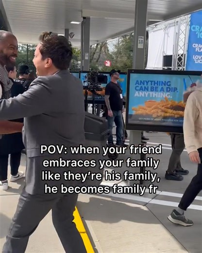 JIMMY saludando a la familia de Bozoma antes de grabar. Detrás de las cámaras. 🎬 #OnBrand | Jimmy Fallon Latin America FANS