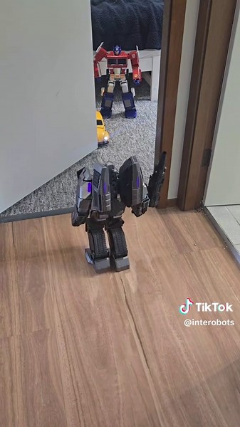 Megatron vs BumbleDOOR! #transformers #robosen #tfdays #activateyouraltmode #smarttoys