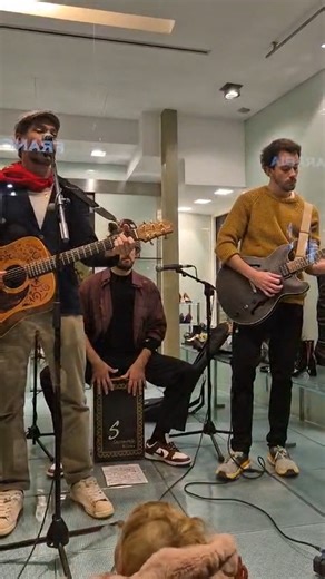 Mucho ritmo y sentimiento a cargo de Le Poisson Volant en Serrano Alcázar 🎵✨ #MurciaenlaVitrina2025 #MurciaenlaVitrina #Artistas #ComerciosMurcia #RegióndeMurcia #Murcia #EventosMurcia | Murcia en la Vitrina