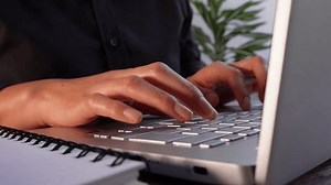 Pourcentage du taux de change. Personne : vidéo de stock (100 % libre de droit) 3990831109 | Shutterstock