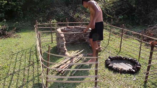 Piège à lapins sauvages et maison en pierre dans la forêt !