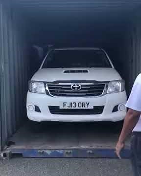 Loading Toyota Hilux into the 20FT COntainer