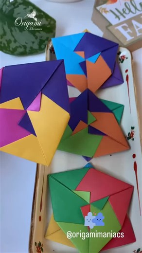 Wonderful origami puzzle with just 3 pieces. Designed by master Tomoko Fuse. It’s amazing. Give it a try and have fun. #origamimaniacs #origami #paperfolding #origamiart #papercrafts #origamitutorial #puzzles #origamipuzzle | Origami Maniacs