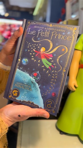 Le Petit Prince Store Paris on Instagram: "✨ Pour ses 80 ans, le Petit Prince débarque sur la planète MinaLima ! ✨ Une édition exceptionnelle, spectaculaire et interactive. MinaLima réinvente le chef-d’œuvre d’Antoine de Saint-Exupéry avec sa signature graphique colorée et inventive. Au fil d’une centaine d’illustrations et de huit animations magiques, les lecteurs voyagent de planète en planète, font éclore la rose, comptent les couchers de soleil, philosophent avec le renard, arpentent le dése