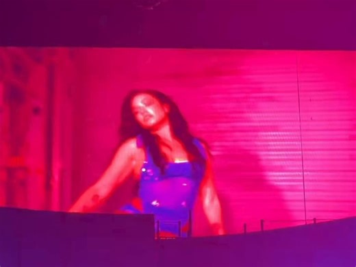 Demi Lovato performing her new song ‘Low Rise Jeans’ live is such an experience 🔥