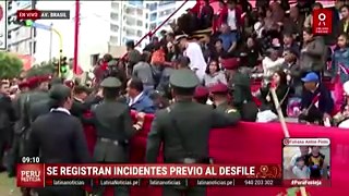 Personas crean caos al meterse a la fuerza a las tribunas para ver el desfile de la Parada Militar