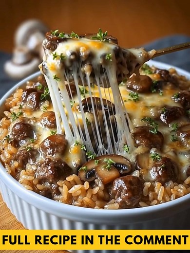 Creamy Beef & Mushroom Rice Bake 🥘🍄 Savory ground beef, tender mushrooms, and fluffy rice baked in a creamy sauce with melted cheese — hearty comfort food the whole family will love! Ingredients: 1 lb ground beef 1 cup mushrooms, chopped 1 small onion, diced 1 cup uncooked white rice ...... Fυll ᖇecίpe in Coʍmеոτ 💬 | Yummy Flavors