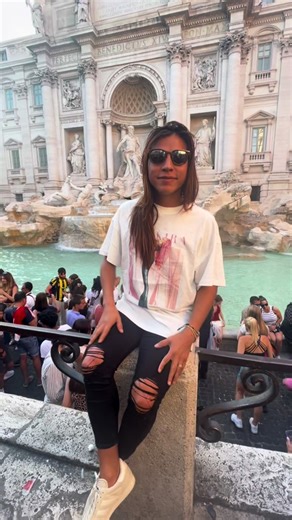 Merman transformation at the Trevi Fountain! If you have been following me you know that transitions is one of my favorite things to do! 🥳😬🙌🏼 what do you think of this one? #thetravelingmerman #merman #sireno #italianmerman #trevifountain #mermaid #mermaidtransformation #lasirenetta #meerjungfrau #tritone #mermaidmagic