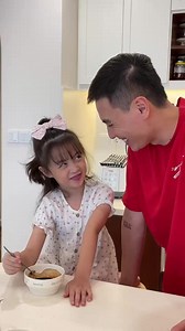 632K views · 8.4K reactions | Vào bếp làm bánh flan cùng bố con Cam không?  Tranh thủ bà Cam còn chưa quay lại trường học, hai bố con lại rủ rê nhau vào bếp đây. Mất chút xíu thời gian thôi mà có ngay Flan 3 vị ăn cũng vui miệng phết! Mình sẽ để link vlog dưới comment cho bạn nào cần xem cách làm chi tiết nhé | Gia Đình Cam Cam | Facebook