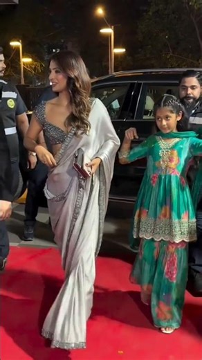 Ajay Devgn 💖 With a Beautiful Girl | 4K Stage Show 🫣🔥 | रोमांटिक & Fun Moments#fdccompany