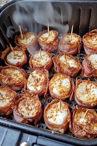 Air Fryer lovers 🥰 Bacon-Wrapped Scallops Ingredients: 12 large sea scallops 6 slices of bacon (cut in half) 1 tbsp olive oil or melted butter ½ tsp paprika ½ tsp garlic powder ¼ tsp black pepper A pinch of salt Toothpicks Instructions: Prep the Scallops: Pat scallops dry with paper towels to remove excess moisture. This helps them cook evenly and get a nice crust. Season: In a small bowl, mix olive oil (or melted butter), paprika, garlic powder, black pepper, and a pinch of salt. Lightly brush