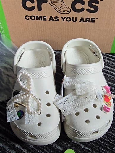 Crocs Classic Pearly Lace Platform Women Clog - Linen #crocsflatfromlinen #crocsclassicflatform #crocslinen #viral