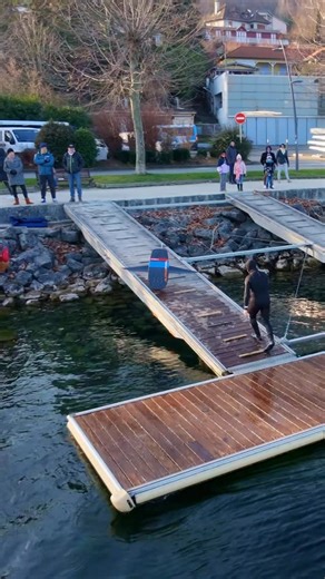 1er Janvier 2026 , Premier jour de l’année, ça commence bien avec une petite session de Pump Foil. Bien agréable malgré le froid. En tout cas toujours aussi addictifs l’année 2025 a été pour moi une année formidable avec la découverte de ce nouveau sport qui me rend complètement addict la possibilité de pratiquer facilement et pratiquement toute l’année. Le pumpfoil est un sport vraiment form formidable. Qui fera de plus en plus d’adeptes dans les années futures grâce au développement de l’acces