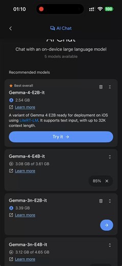补充一条时间线，理解这个产品为什么值得关注——从实验室到人手一台，AI Edge Gallery 只用了不到一年：📅 2025年5月 — 低调上线 GitHub，仅 Android，需手动安装 APK，定位纯开发者工具📅 2025年9月 — 上架 Google Play 公测，新增音频转写，两个月内突破 50 万次下载📅 2026年2月 — iOS 版正式登陆 App Store，双平台功能完全对齐📅 2026年3月 — 支持 Gemma 4 + Thinking Mode + Agent Skills，从工具升级为平台不到 12 个月，从”开发者玩具”到覆盖 Android + iOS 的完整端侧 AI 平台。► 这个速度本身，就说明了 Google 有多重视这件事。