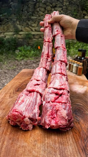 Gani Çağlar SANDIKKAYA on Instagram: "Dana Pöç - Veal Tail Video: @chefganicaglar 👨🏽‍🍳 Malzemeler: - Dana kuyruğu (pöç) 3 kg - Gömlek yağı - Soğan - Kapya biber - Yeşil biber - Sarımsak - Domates - Salça - Kekik - Tane karabiber - Biberiye - Kaya tuzu - Zeytinyağı Materials: - Beef tail (beef) 3 kg - Shirt oil - Onion - Capia pepper - Green pepper - Garlic - Tomatoes - Tomato paste - Oregano - Black peppercorns - Rosemary - Rock salt - Olive oil Yapılışı: Dilimlediğimiz soğanın güvecin en alt