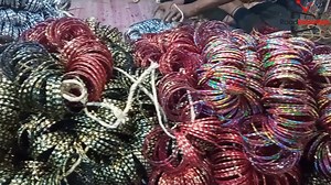 3.4M views · 39K reactions | خواتین کے ہاتھوں میں خوبصورت دکھنے والی چوڑیاں بنانے والوں کے اپنے ہاتھوں میں چھالے پڑ جاتے ہیں حیدرآباد میں قائم چوڑی کے کارخانے میں بنائی گئی ویڈیو میں دیکھئے چوڑیاں کیسے تیار ہوتی ہیں | Road Reporters | Facebook