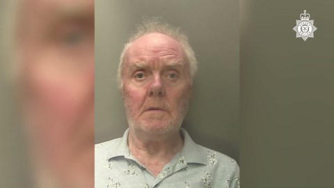 Pensioner attempts bank robbery using threatening notePensioner attempts bank robbery using threatening notePensioner attempts bank robbery using threatening note