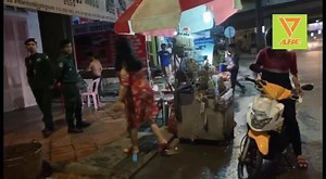 ABC 107.50FM : បុរសម្នាក់ ត្រូវបុរសម្នាក់ទៀតដែលទេីបរាប់អានគ្នាបាន៣ថ្ងៃ ទូរស័ព្ទហៅមកអោយជួយដឹកទៅរកសង្សារ ទេីបខ្លួនជិះម៉ូតូទៅរកបុរសនោះ ពេលមកដល់ ក៏ត្រូវបុរសនោះដឹកអូសក្រឡាចុះឡេីង រួចហៅបក្ខពួកមកម្នាក់ទៀត ឡេីងជិះពីក្រោយ​ ហេីយគំរាមវាយបេីហ៊ានតែស្រែក រួចដឹកចូលច្រកដឿងហែមដ៏ស្ងាត់ រួចវាយយកលុយ២០ម៉ឺនរៀល និងទូរស័ព្ទ Oppo ១គ្រឿង រួមទាំងម៉ូតូមួយគ្រឿងទៀត ហើយគេចខ្លួនបាត់ នៅចំណុចច្រកដឿងហែម​មួយកន្លែង ខាងជេីងគល់ស្ពានអាកាសស្ទឹងមានជ័យ ប្រហែល១៥០ម៉ែត្រ​ ស្ថិតក្នុងសង្កាត់ទំនប់ទឹក ខណ្ឌបឹងកេងកង ​កាលពីវេលាម៉ោង០៩:២០នាទីយប់​ ថ្