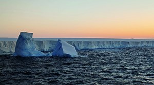 The world's largest iceberg escapes from Antarctica - The impact on the climate - ProtoThema English