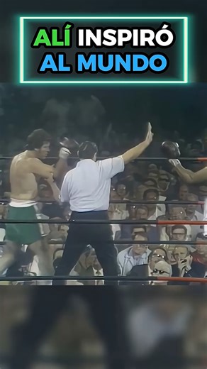 Farmacia deportiva on Instagram: "🥊 Cuando Muhammad Ali eligió la humanidad sobre la gloria 🕊️ Pudo haber terminado la pelea. Todos esperaban el golpe final, el rugido del nocaut… pero Ali bajó las manos. ✋ En ese instante, el estadio entero comprendió que no estaban viendo un combate, estaban presenciando una lección de alma. Era la década de los 70. 🌍 El nombre Muhammad Ali ya no solo representaba fuerza: representaba conciencia, compasión y maestría espiritual. Aquella noche, frente a Jerr