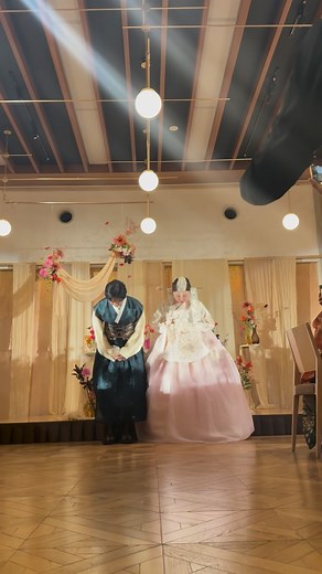THE SORAKUEN（相楽園）【神戸で広大な自然を貸切る結婚式】 on Instagram: "韓服に身を包んだおふたり！🇰🇷 洋装のお衣装とガラッと雰囲気を変えたチェンジが見どころです◎ お天気にも恵まれたアットホームなお時間でした！ お手伝いさせていただきありがとうございました🍃"