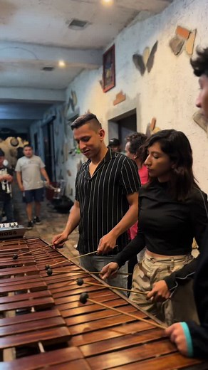 La Abeja Miope y Maya Excelsior: Ritmos de Guatemala