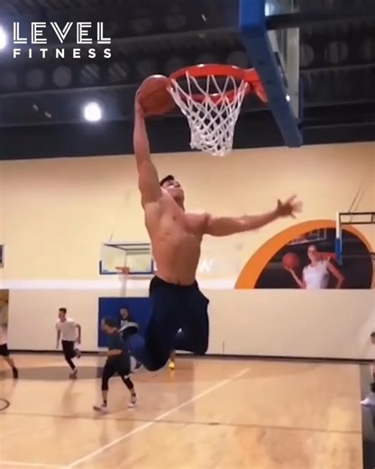 Despite this massive muscles, this guy can still flip and dunk like a pro 💪 | Level Fitness
